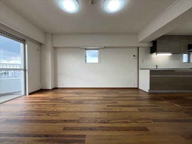 マンションの正面玄関であり、住人の安全とプライバシーを守る共用部です。