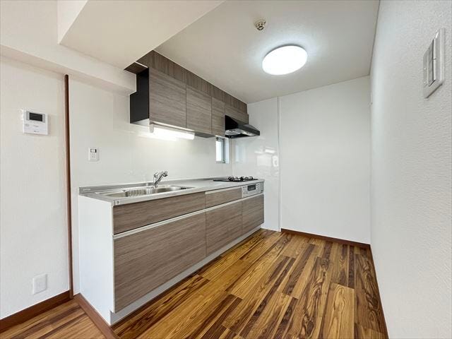 宅配ボックスが設置されています。在宅時・不在時に関わらず、居住者の代わりに非対面で宅配荷物を受け取ってくれる便利な設備です。