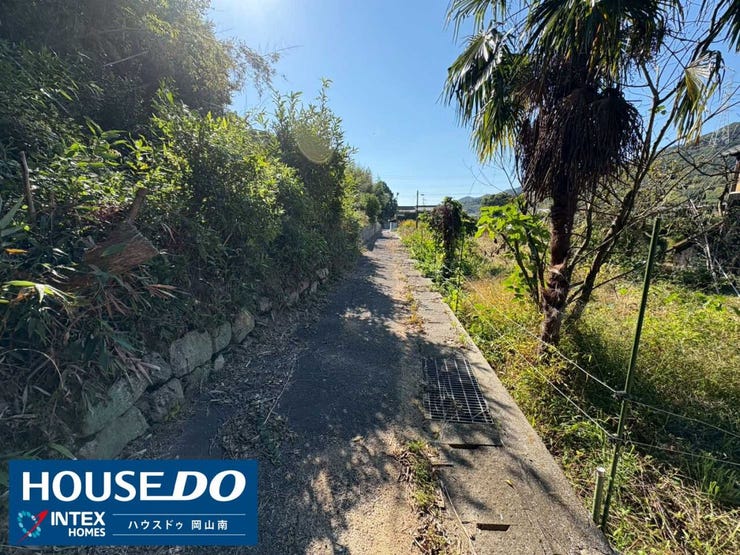 【日当たり良好!視界が確保されたアプローチ】
陽光が降り注ぐ明るい道です。見通しが良く、作業中の安全性を確保しながら、資材の管理や確認がしやすい環境です!