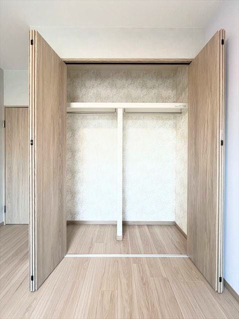 ハンガーパイプや枕棚があらかじめついているので、サッと片づける事が出来ます!