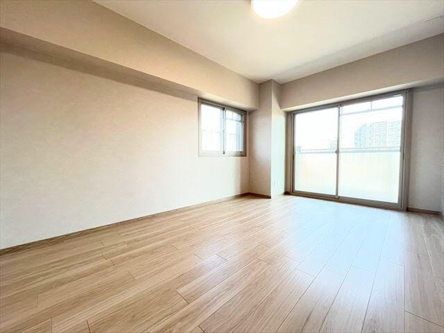 大きな窓からたっぷりの日差しが入り、明るいお部屋になっています。