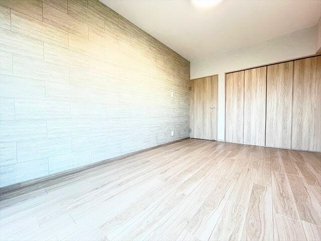 アクセントクロスがお部屋に個性をプラス。シンプルな中に遊び心が感じられ、落ち着きのある空間にちょっとした魅力を添えてくれます。