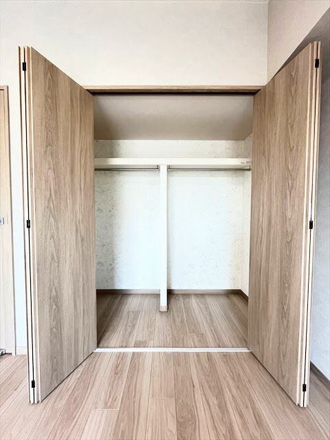 ハンガーパイプや枕棚も標準装備されたクローゼットです。