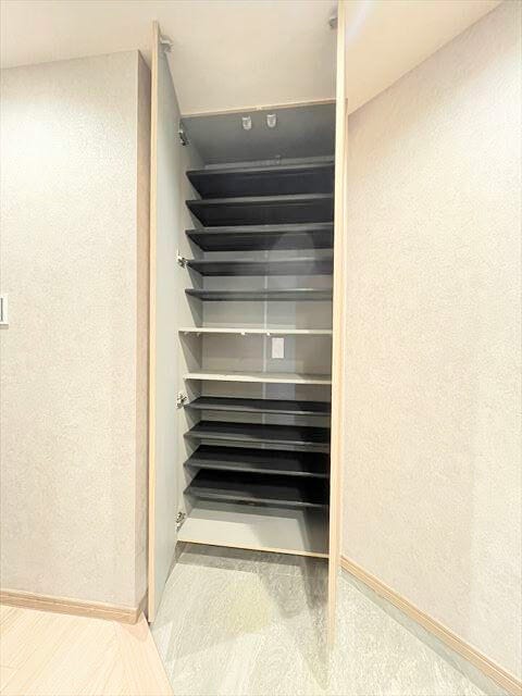 玄関がいつも片付く大容量シューズボックス。