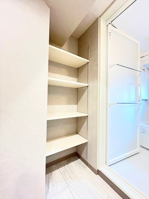 タオルやリネン類をすっきり整理できる便利な収納場所。日常的に使うアイテムを手軽に取り出せ、すぐに使いたいときに便利で快適な生活をサポートしてくれます。