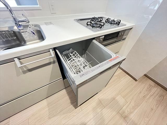 キッチンには人気の食洗機を搭載!日々の家事の手間を低減してくれます。