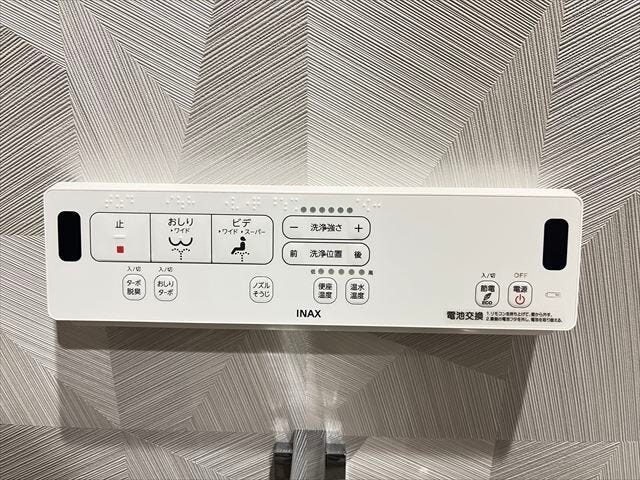 ウォシュレット機能付ですので寒い時期も便座を温かくでき安心して座ることができますね。