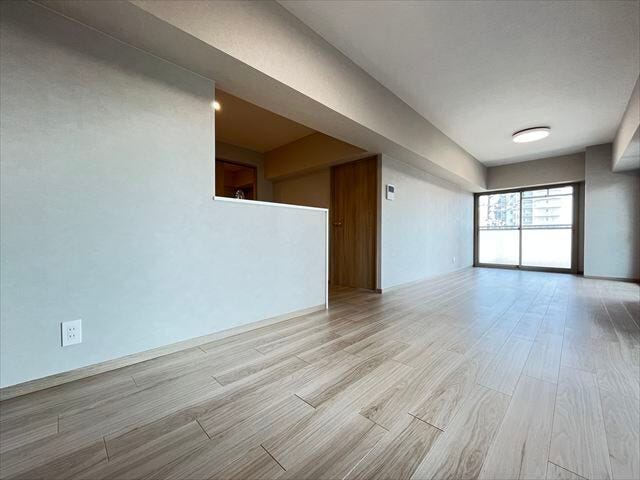 日当たりのよい温かい雰囲気の広々LDKスペースです。ご家族との団欒をこちらでゆったりとお過ごしください。