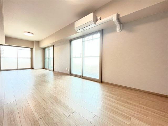 自然と家族が集まってくる、ゆったりとくつろげる広々リビング。同じ時間を共有できる家族団欒の快適空間。