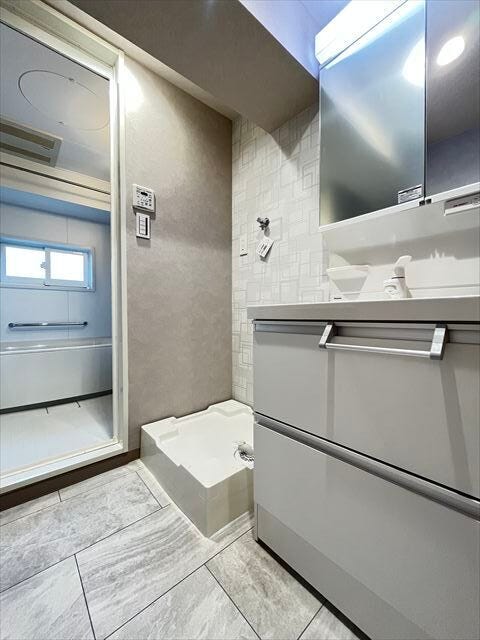 洗面台には収納もしっかりついていますので、洗剤やシャンプーなどのストックもできます。