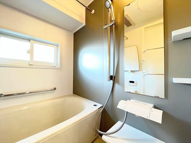 浴室には窓も付いているので、こもりがちな湿気もすぐ取り除くことができますね。