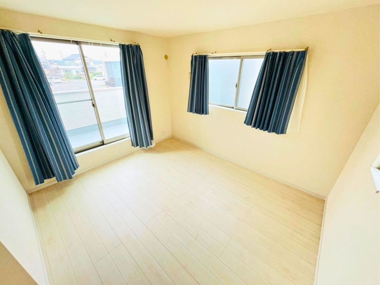 6帖以上の広さを持つ洋室は、各部屋の使い勝手が良く、寝室や子ども部屋、書斎としても最適。収納も充実しており、家具の配置も自由度が高いため、家族それぞれの快適なプライベート空間を実現できます。