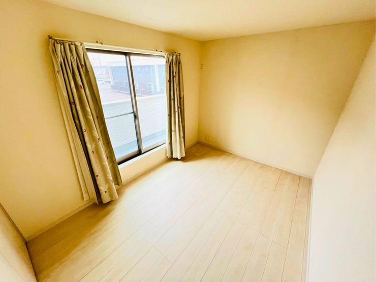 各洋室は広さと採光に配慮され、落ち着いた雰囲気で家族のプライベート空間に最適。収納も豊富で家具の配置がしやすく、子ども部屋や書斎、趣味の部屋としても活用でき、快適な暮らしをサポートします。