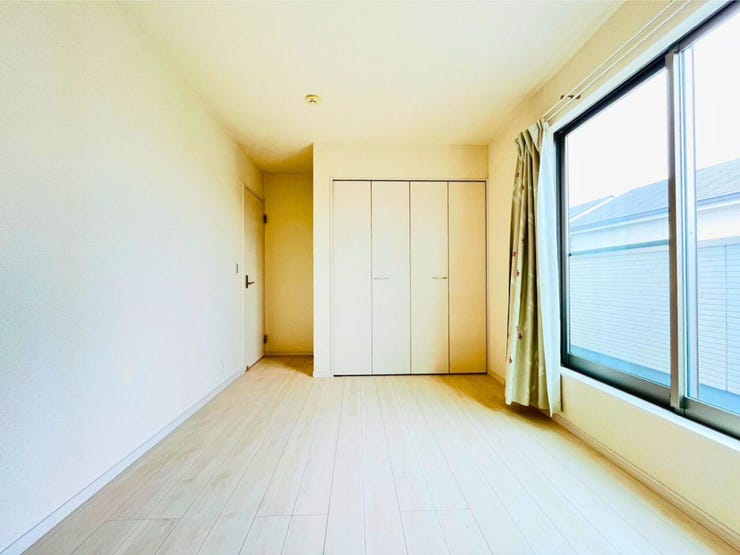 各洋室は広さと採光に配慮され、落ち着いた雰囲気で家族のプライベート空間に最適。収納も豊富で家具の配置がしやすく、子ども部屋や書斎、趣味の部屋としても活用でき、快適な暮らしをサポートします。