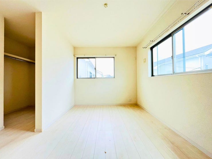 全居室に収納を完備しており、各部屋ごとに整理整頓がしやすい設計となっています。衣類や小物の収納もスムーズで、家具の配置も自由にできるため、家族全員が快適に過ごせる機能的な居住空間です。