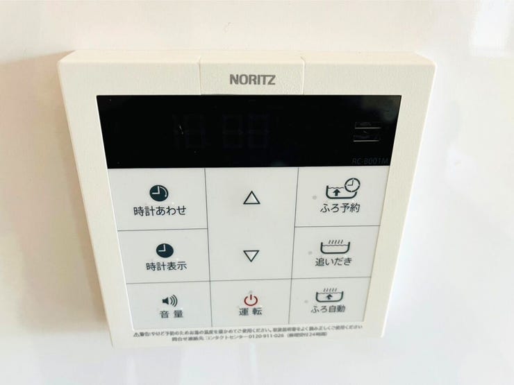 浴室には追い焚き機能を完備しており、家族が異なる時間帯に入浴してもいつでも快適な湯温で入浴可能です。忙しい日々でもお湯を無駄なく使え、家族全員が安心してリラックスできる機能的な浴室です。