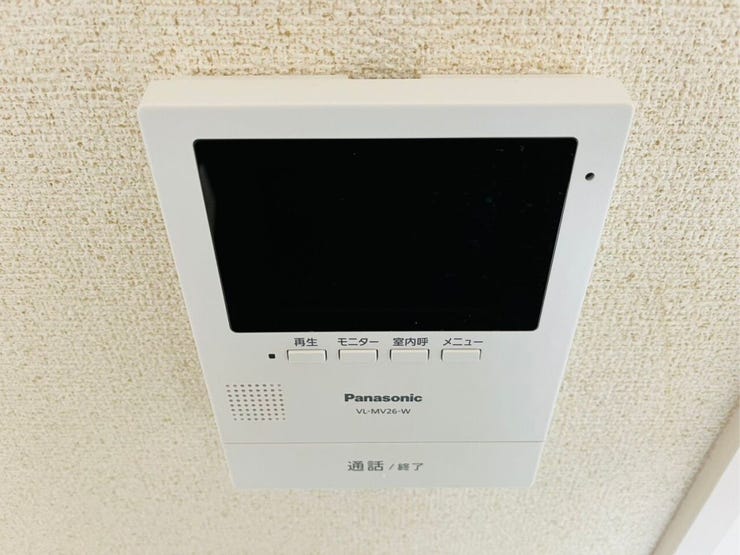 モニター付きインターホンを完備し、玄関先の訪問者を映像で確認できるため、安心して来客対応が可能です。防犯面にも配慮され、小さいお子様をはじめ、家族全員が安心して暮らせる安全性の高い設計になっています。