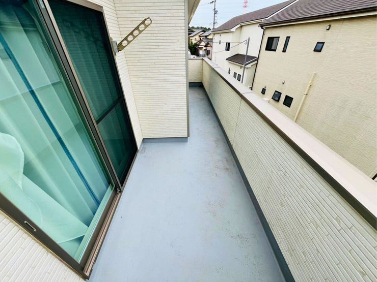 バルコニーは洗濯物や布団をたっぷり干せる広さを確保。日当たりも良く、通風にも優れており、家族の暮らしを快適にサポート。趣味のガーデニングや簡単なアウトドアスペースとしても活用可能です。