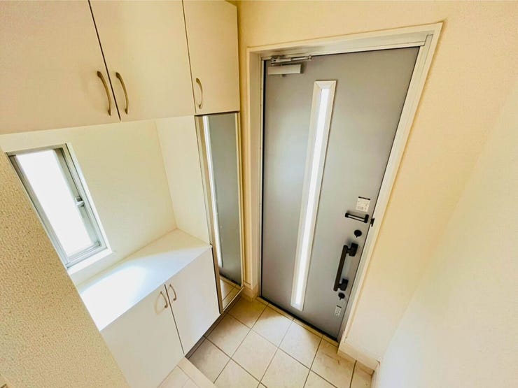 玄関にはシューズボックスを設置。靴をすっきり収納できるので、玄関まわりがいつでも綺麗に整い、来客時にも清潔感のある印象を与えられます。収納力と見た目の美しさを両立した嬉しい設備です。