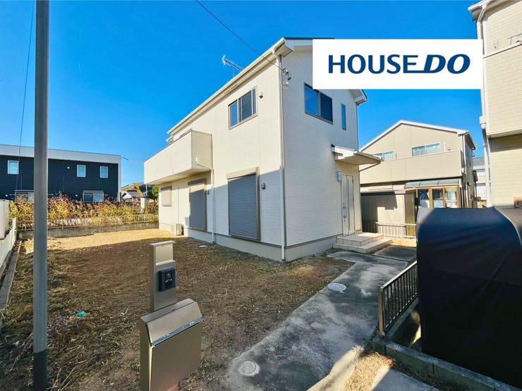 【外観】
事前予約制で現地を見学可能です。敷地やカースペース、間取りの広さ、日当たりなどを実際に確認でき、家族で暮らしのイメージを膨らませながら安心して検討できます。担当スタッフがからご説明させていただきます。