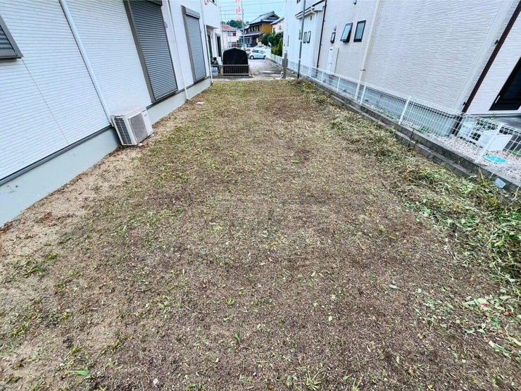 庭付きの住まいは、ガーデニングや家庭菜園、子どもの遊び場など多用途に活用可能。プライベート空間としても安心で、家族の憩いの場やペットとの時間にも最適。日常生活にゆとりと楽しさを加えます。