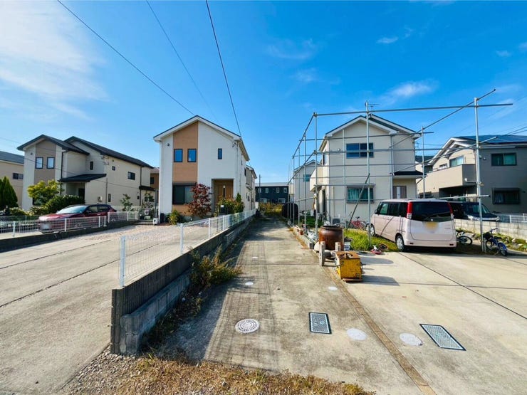 敷地内に3台分の駐車スペースを確保しており、家族それぞれの車はもちろん、来客用にも使用できるほど余裕があります。駐車のストレスが少なく、家族の暮らしやライフスタイルに合わせて快適に使える設計です。