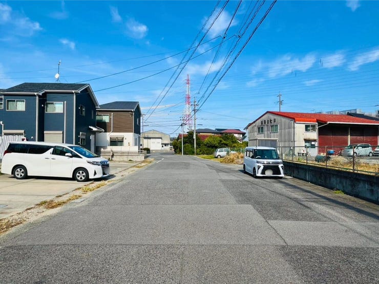 前面道路は幅4m以上と十分な広さがあり、車のすれ違いや駐車もスムーズに行えます。交通量が適度で落ち着いた環境のため、安全性が高く、子育て世代にも安心です。生活利便施設へのアクセスも良好な立地です。