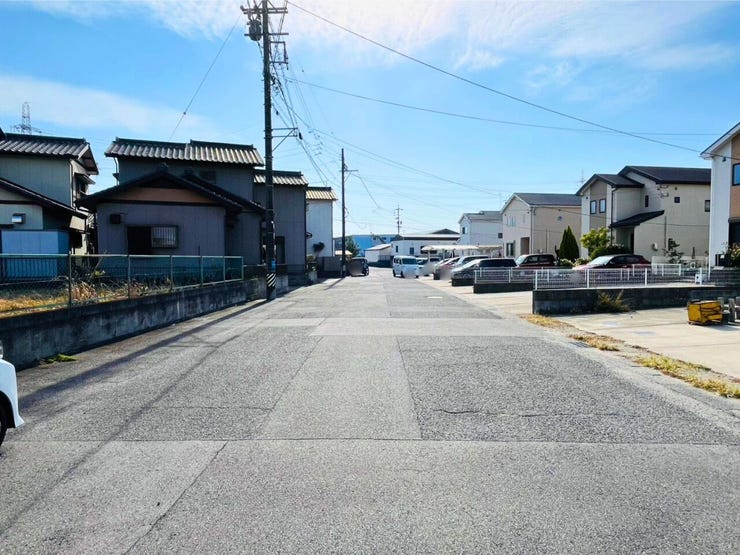 前面道路は幅4m以上と十分な広さがあり、車のすれ違いや駐車もスムーズに行えます。交通量が適度で落ち着いた環境のため、安全性が高く、子育て世代にも安心です。生活利便施設へのアクセスも良好な立地です。