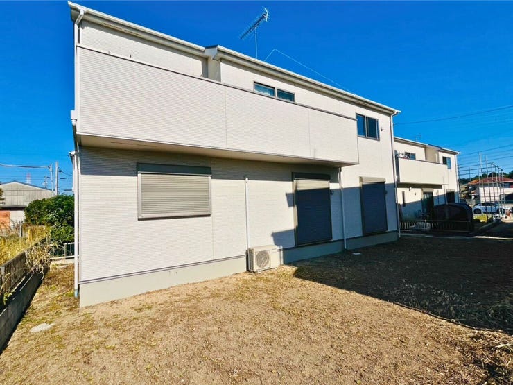 事前予約制で現地を見学可能です。敷地やカースペース、間取りの広さ、日当たりなどを実際に確認でき、家族で暮らしのイメージを膨らませながら安心して検討できます。担当スタッフがからご説明させていただきます。