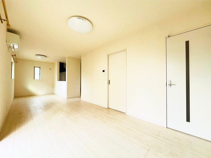 採光の良い窓と広々とした空間が、家族の集いやくつろぎの時間を豊かにします。家具の配置も自由自在で、お好みのレイアウトを楽しめます。家族構成やライフスタイルに合わせて、多様な使い方ができる点が魅力です。