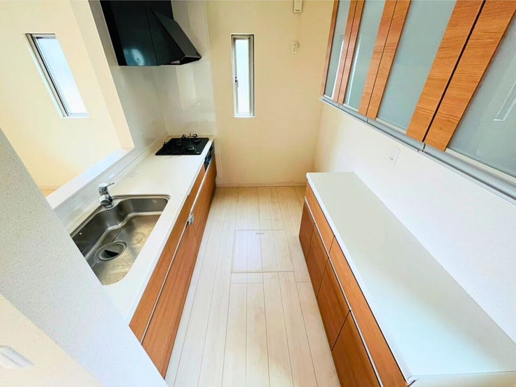 キッチン背面に棚を備え、食器や調理器具をたっぷり収納可能。作業スペースを広く保てるため料理がしやすく、リビングやダイニングを見渡せる間取りで家族とのコミュニケーションも取りやすい設計です。