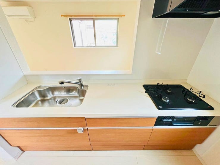 カウンターキッチンでリビング・ダイニングを見渡せる設計。家族とのコミュニケーションを取りながら料理や片付けができ、小さなお子さまの様子も確認できる、快適で便利な暮らしをサポートします。