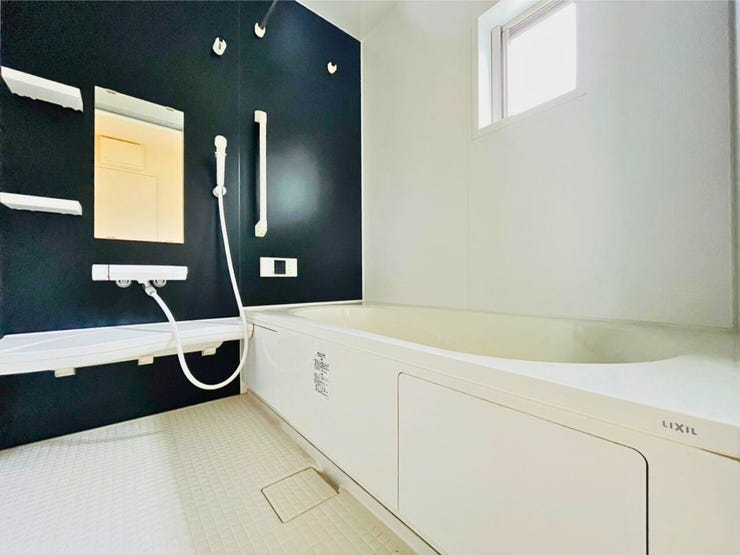 浴室は1帖以上のゆったりとした広さで、一日の疲れをしっかり癒せる設計です。清潔感のある空間でお手入れも簡単。家族みんなが快適に使えるよう工夫されており、毎日の入浴タイムがより一層心地よくなります。