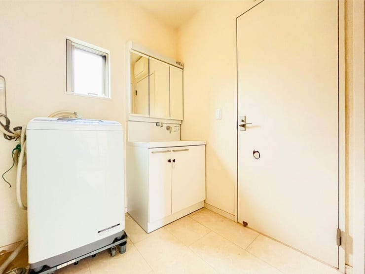 洗面所には鏡付きの洗面台と室内洗濯機置き場を完備。身だしなみチェックやヘアセットがしやすく、洗濯から収納まで家事動線もスムーズです。収納も充実しており、家族全員が快適に過ごせる使いやすい空間です。