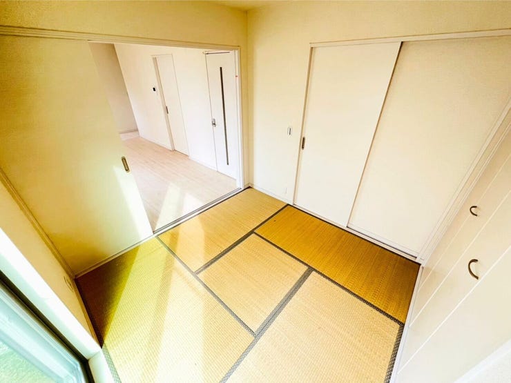 畳敷きの和室を設け、くつろぎの空間として活用可能です。や子どもの遊び場、来客時の客間や休憩スペースとしても使いやすく、収納スペースも確保。落ち着いた雰囲気の中で家族みんなが快適に過ごせます。