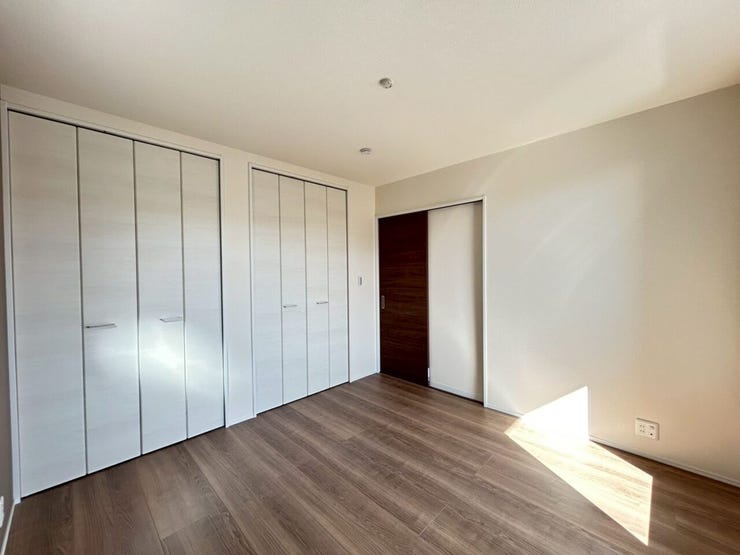 *約6.13帖洋室*
収納スペースが2か所あるので、ご夫婦で分けて収納することが可能です。たっぷりの収納スペースが嬉しいですね。