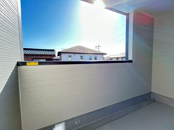 急な雨や梅雨の時期でも洗濯物が濡れにくいインナーバルコニー!子育てや共働きで忙しいご家族でも安心です。