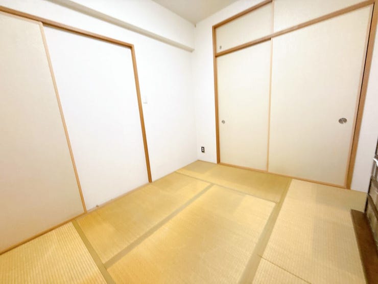 足をのばしてくつろげる明るい和室です。