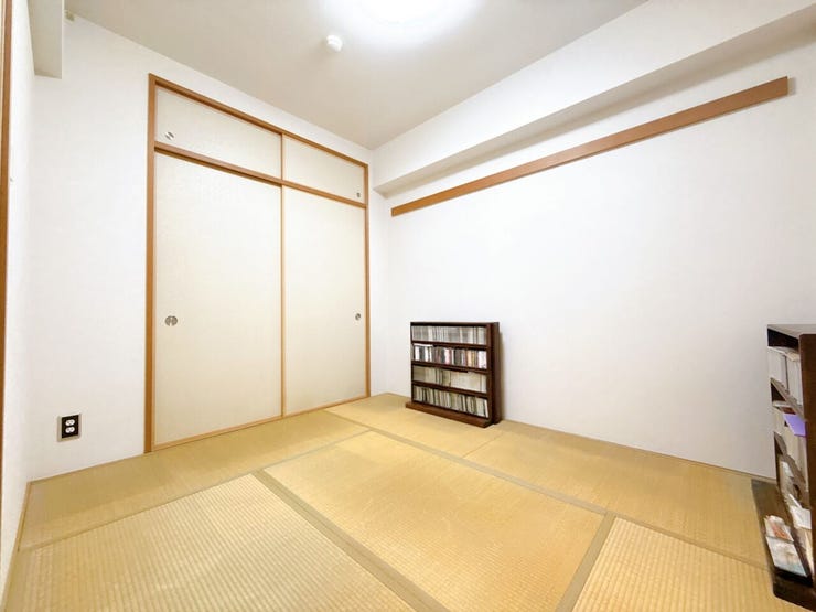 和室はリビングとフラットで広々と開放感があります。