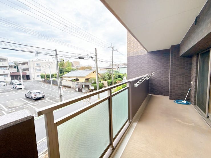 バルコニーは日当たり良好で、洗濯物もよく乾きます◎