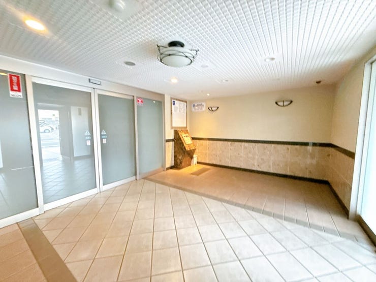 エントランスもきれいに管理されております。