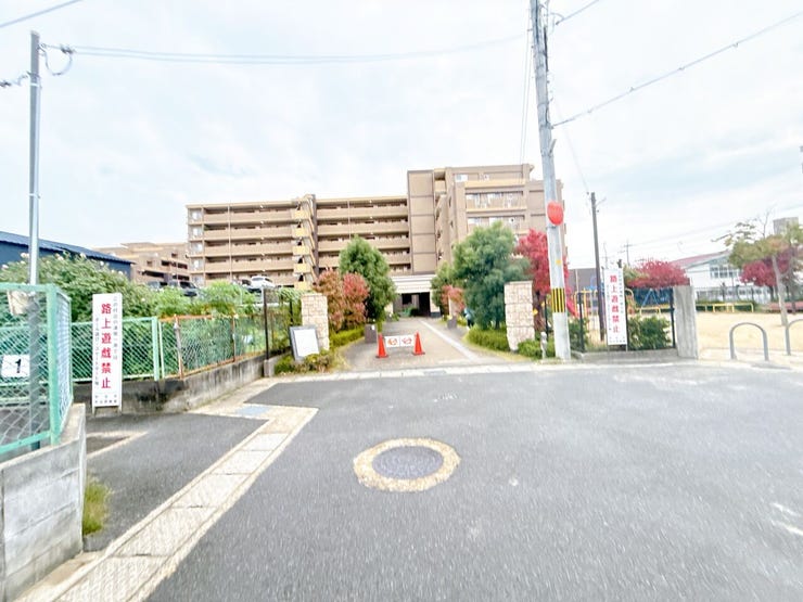 スーパーやコンビニ、幼保・小学校など生活利便施設が充実した立地です。