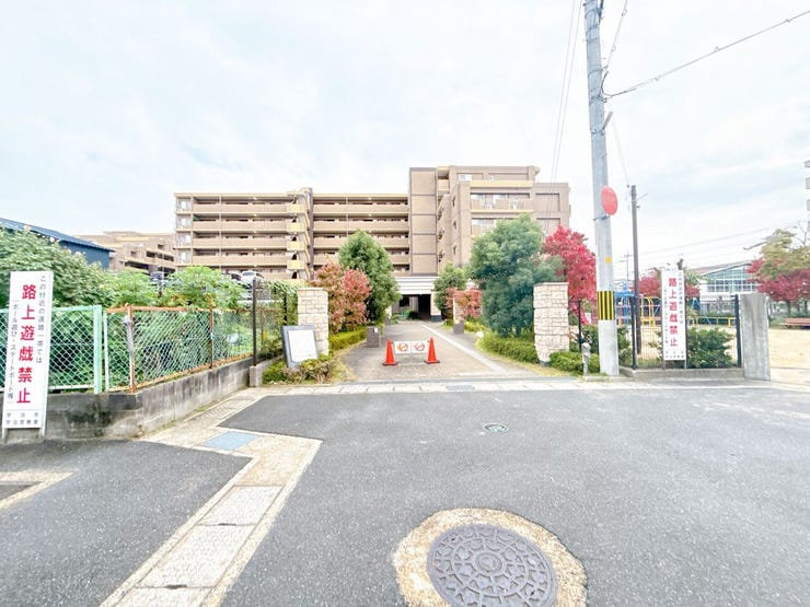 住宅地のため周辺は車の通行量も少なく、通期・登園・通学・ショッピングなど日々の往来も快適です。