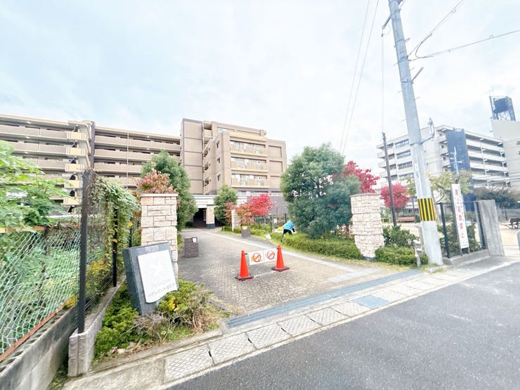 周辺に高い建物がなく日当たり良好な立地です。