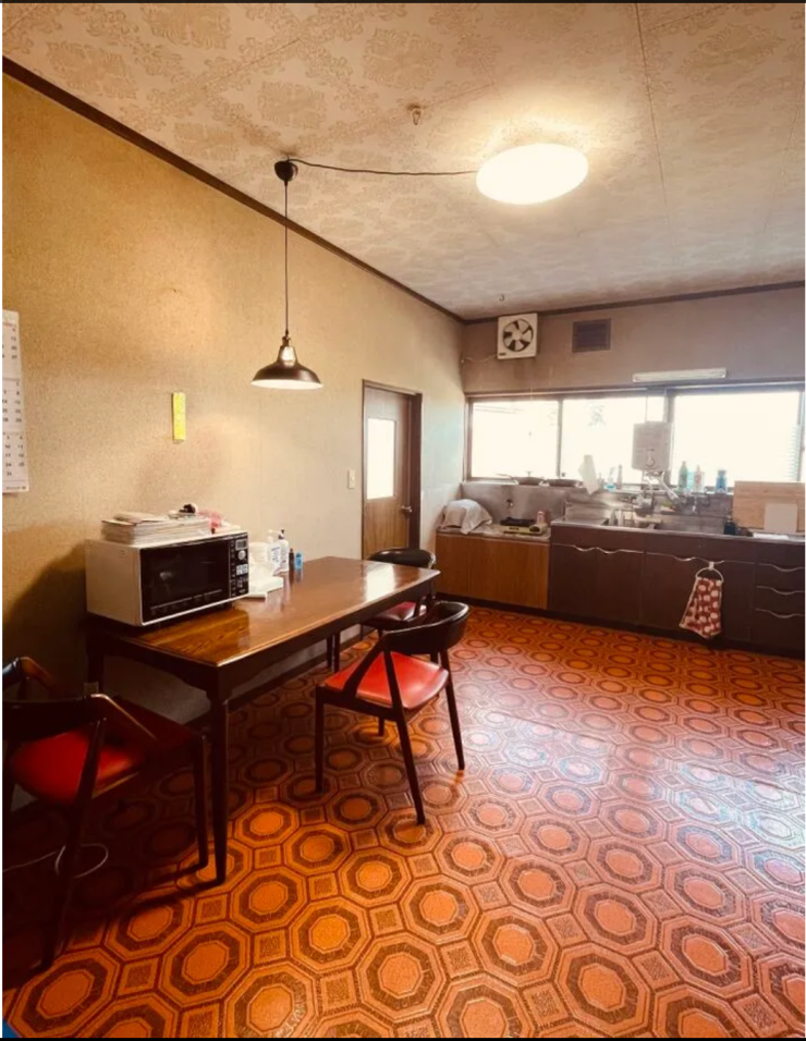 レトロな床がおしゃれなキッチンです。