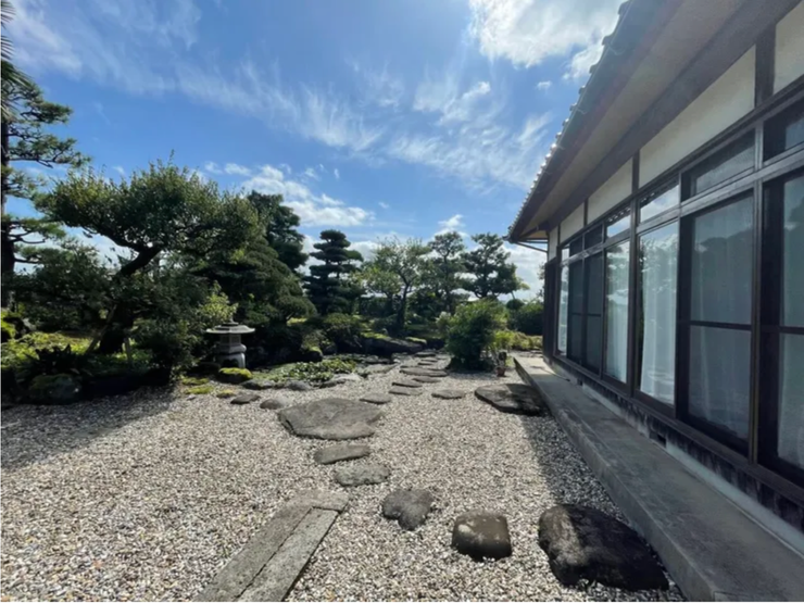 やわらかく配置された丸い石が庭の景色をつないでくれます。