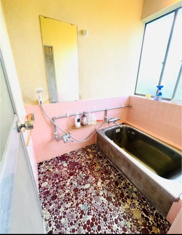 やさしい色味のタイルが可愛い浴室。
当時の雰囲気をそのまま楽しめる空間です。