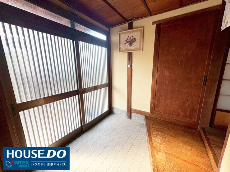 【帰宅するたびにホッとする!懐かしさあふれる和の玄関】
やわらかな光が差し込む玄関です♪木の温もりが感じられる空間は家族やお客様を優しく迎え入れ、ゆったりとした和の空間で毎日ホッと一息つけますね◎