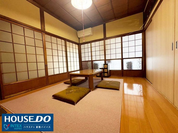 【開放感あふれる!多目的に使える広々空間】
和の雰囲気を感じる建具が魅力的な6帖洋室です♪二面採光で明るく、引き戸を開放すれば隣室と繋がる大空間にもなり、使い方を選べるフレキシブルな一室です!