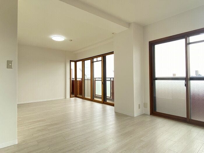 窓が2か所あり、陽当り良好です。